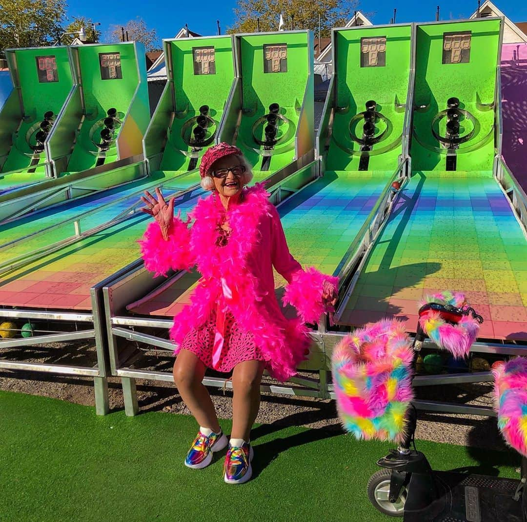 ファンキーグランマさんのインスタグラム写真 - (ファンキーグランマInstagram)「I’M PLAYING ALL DAY AT JACKS PLAYGROUND @jackinthebox 🌈 🔥 COME PLAY AND BE CUTE WITH ME #jackisbeautiful 💖⭐️」9月22日 9時17分 - baddiewinkle