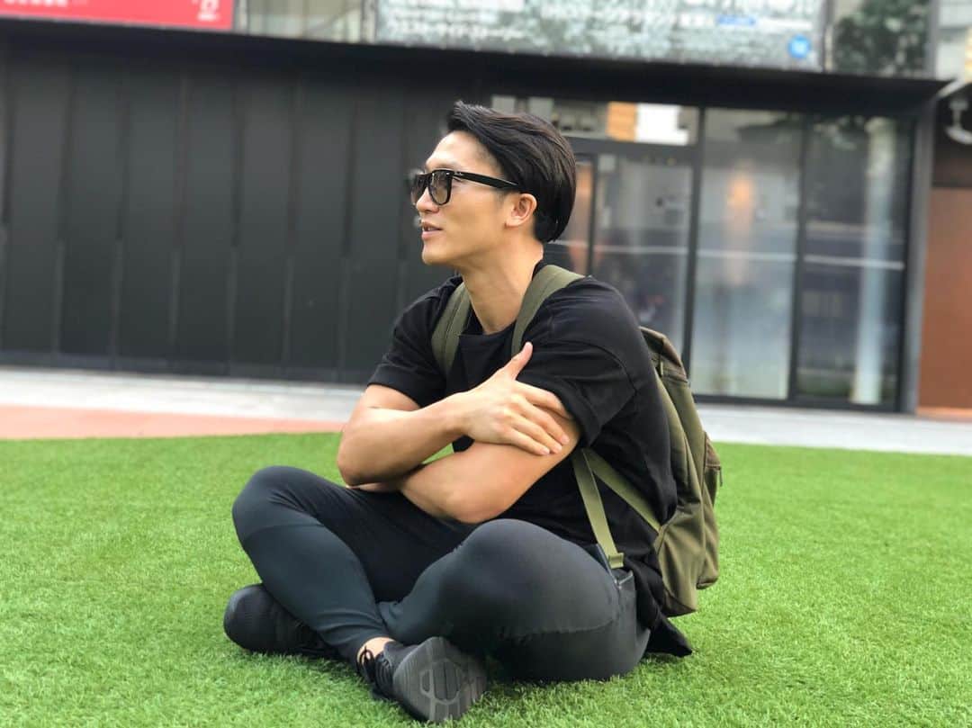 島村麗乃のインスタグラム：「﻿ ﻿ ﻿ ﻿ ﻿ ﻿ ﻿ 「自分がここに座ったら﻿ みんなも真似して座りだすよ」﻿ (3枚目の写真がそのピースw)﻿ ﻿ ﻿ ﻿ ﻿ ﻿ 生意気にも﻿ ここに座る前に言ったことです☺︎﻿ ﻿ ﻿ ﻿ ﻿ ﻿ 集団心理や群集心理というものがあり﻿ 同調、連帯といったことに﻿ 人は安心感を覚えます﻿ ﻿ ﻿ ﻿ ﻿ ﻿ 一部の人は思っていたはずです﻿ 「この人工芝は座っていいのかな」﻿ 「誰も居ないから座れないな」﻿ ﻿ ﻿ ﻿ ﻿ ﻿ 何事も初めにやってしまう人間がいますね﻿ チャンスがあれば臆しないで行動できる人間を目指します☺︎﻿ ﻿ ﻿ ﻿ ﻿ ﻿ ﻿ ﻿」