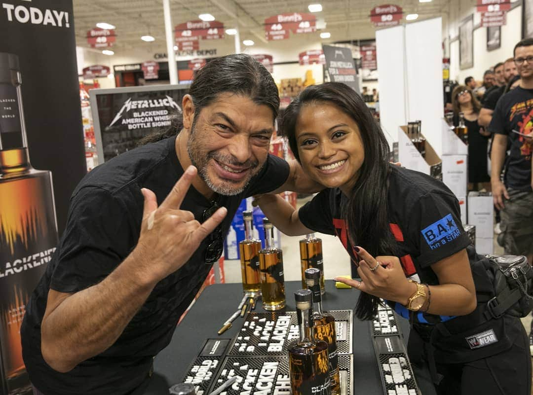 メタリカさんのインスタグラム写真 - (メタリカInstagram)「Thanks to all of you who came out to @binnysbev or @jewelosco today in Chicago to meet Robert and get your bottle of @blackenedamericanwhiskey! #blackentheworld」9月22日 9時11分 - metallica