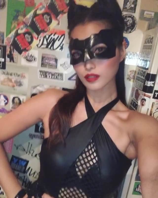 のインスタグラム：「#repost @cjd_mika  @edgehouse_tokyo @visiontokyo ありがとうございました🖤 #BATMAN 80周年ということでゴッサムシティが舞台になっててとっても可愛かった😭 私たちは #キャットウーマン がテーマの衣装でした🐱💋 #EDGEHOUSE #visiontokyo #shibuya #party #nightclub #catwoman #dancer #cyberjapan #サイバージャパン #ダンサー」