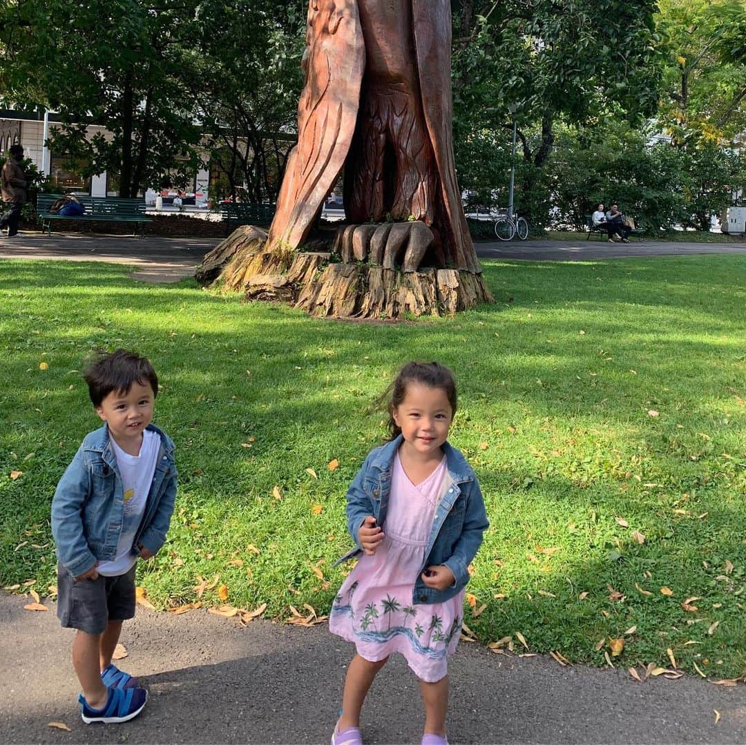 エリナ シルカのインスタグラム：「Happy 3rd Birthday to my little pea pods 👶👶🥳🥳 双子も今日で3歳！長かったような早かったような…笑  頑固で泣き虫で毎日がバトルだけど、日々成長している2人をみてるいると幸せがいっぱい🥰☺️😘」