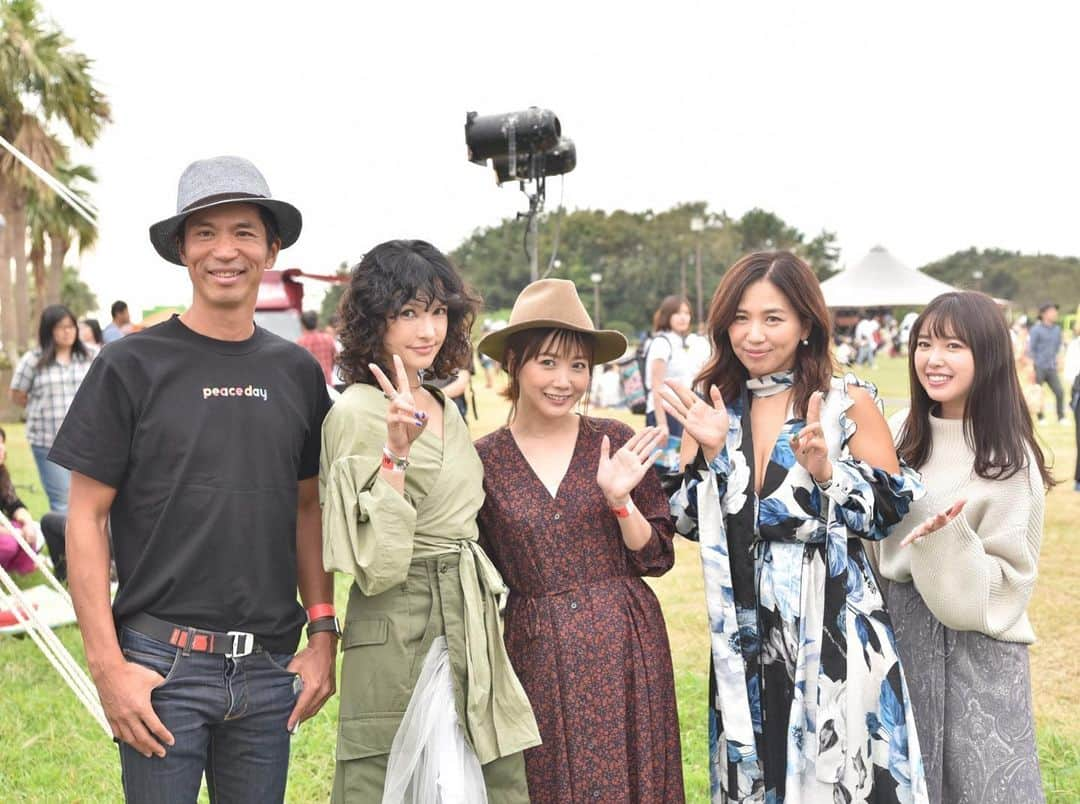 ノーマさんのインスタグラム写真 - (ノーマInstagram)「PEACE DAY 2019 「持続可能な生産者と消費者のあり方」presented by 環境省  トーク参加させて頂きました♩  自然との繋がりを大切に想う皆さんとのステージは共振と学びが多く、持ち帰って咀嚼する時間もまた豊かでした🍀  繋がり合い支え合う自然界の多様な生命たち。 そんな生命達がより煌めく美しい循環に溢れた環境作りを改めて意識した時間。  今の社会はモノや情報に溢れて日々選択する事が山ほどあるけれども、 地球、生命の歴史を振り返り、自然界の摂理であるはずの心地良い循環を感じ、意識すると、 豊かな未来に繋がる選択肢が自ずと見えて来ると思うな。  PEACE DAY 今年も参加できて嬉しかったイベントです。 来年の開催も楽しみ！  Thank You🍀 @4dsk.co  @peaceday_jp  @mother_earth_project  #peaceday #国連認定 #国際平和デー  #森里川海 #motherearthproject」9月22日 15時08分 - noma77777