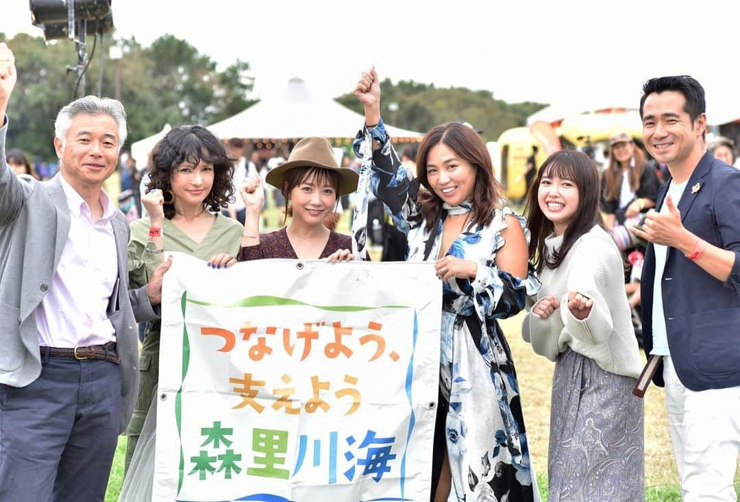 ノーマさんのインスタグラム写真 - (ノーマInstagram)「PEACE DAY 2019 「持続可能な生産者と消費者のあり方」presented by 環境省  トーク参加させて頂きました♩  自然との繋がりを大切に想う皆さんとのステージは共振と学びが多く、持ち帰って咀嚼する時間もまた豊かでした🍀  繋がり合い支え合う自然界の多様な生命たち。 そんな生命達がより煌めく美しい循環に溢れた環境作りを改めて意識した時間。  今の社会はモノや情報に溢れて日々選択する事が山ほどあるけれども、 地球、生命の歴史を振り返り、自然界の摂理であるはずの心地良い循環を感じ、意識すると、 豊かな未来に繋がる選択肢が自ずと見えて来ると思うな。  PEACE DAY 今年も参加できて嬉しかったイベントです。 来年の開催も楽しみ！  Thank You🍀 @4dsk.co  @peaceday_jp  @mother_earth_project  #peaceday #国連認定 #国際平和デー  #森里川海 #motherearthproject」9月22日 15時08分 - noma77777