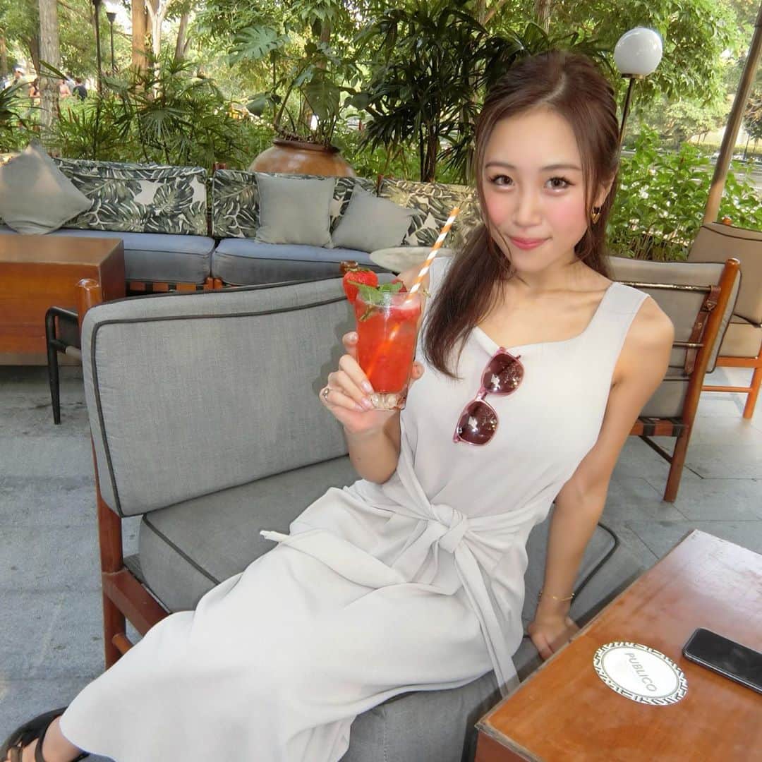 のインスタグラム：「＊ 日本は15時かな🕒?? ジンガポールは只今14時です☺️🇸🇬 . 昨日はお昼からブラブラ少し街を散策したよ🐥💗 . 右も左も分からないけどお洒落なカフェに入って オリジナル作って欲しいと頼んだら すごく可愛いドリンクが届きました…🤭🍓 . でもフードはまだ始まってないみたいで諦めたら スナック菓子を出してくれて、、、 英語もままならないのに心優しい店員さん達に 心温まりっぱなしです🥺✨✨ . フレンドリーな方が多くてステキな国🧚‍♀️ . photo by @cjd_rio 🍌 THANK YOU❤︎ . #cyberjapan #cjd #bazooka  #サイバージャパン #サイバージャパンダンサーズ  #singapore #シンガポール #カフェ #レストラン #いちご」