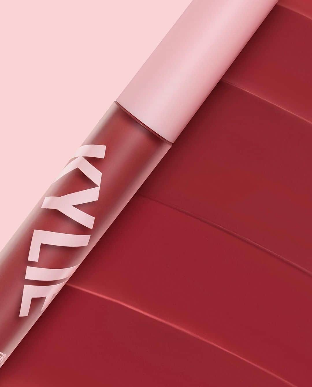 Kylie Cosmeticsさんのインスタグラム写真 - (Kylie CosmeticsInstagram)「I’m Blushing ☺️ lip blush is perfect for those who are looking for a sheer wash of matte color that is  super comfortable and long lasting!! ✨ Available now on KylieCosmetics.com」9月22日 15時12分 - kyliecosmetics