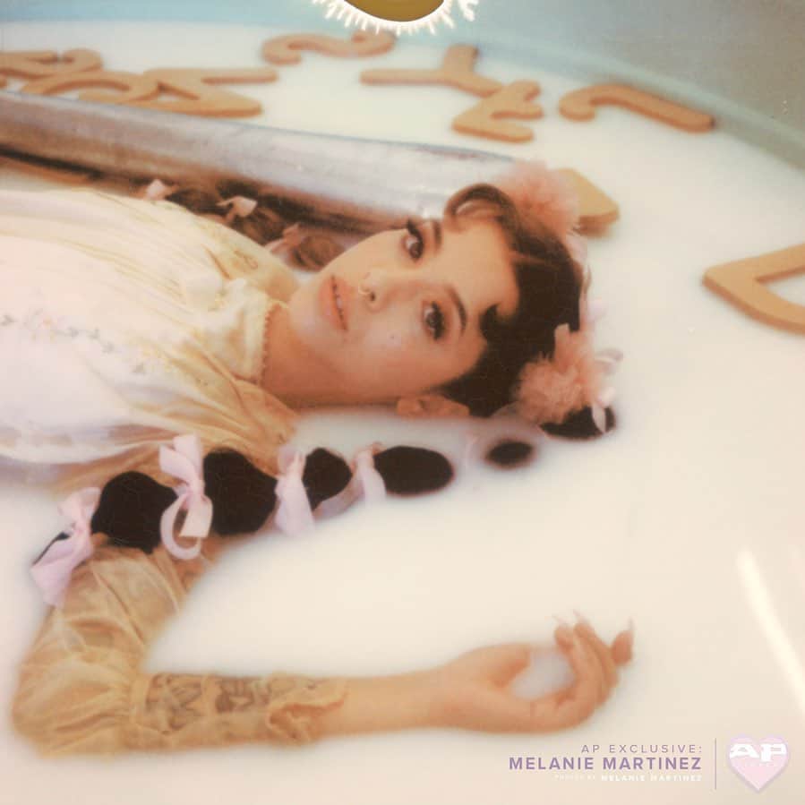 のインスタグラム：「@altpress 👼🏼🥣✨ floating out of my body in this cereal sensory deprivation bowl 💗」