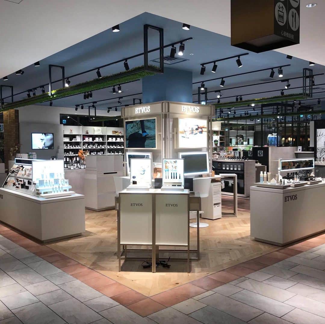 尾川ひふみのインスタグラム：「2019年9月20日(金)、『大丸心斎橋店本館 7F』にてエトヴォス直営店がOPEN。 大阪ではキタエリアの「ルクアイーレ」店に続いて2号店目となります！  OPENを記念して、￥6,000(税抜)以上ご購入の方に「オリジナルトートバック(非売品)」をプレゼント。 その他にも、大丸心斎橋店限定で「モイスチャーライン」や「ベースメイク＆スキンケア」といった 人気商品の限定セットもご用意しております。 （※数に限りがございます。なくなり次第終了とさせていただきます。） 皆さまのお越しを楽しみにお待ちしております。 #etvos #エトヴォス #大丸心斎橋 #newopen #shinsaibashi #daimarushinsaibashi #osaka」