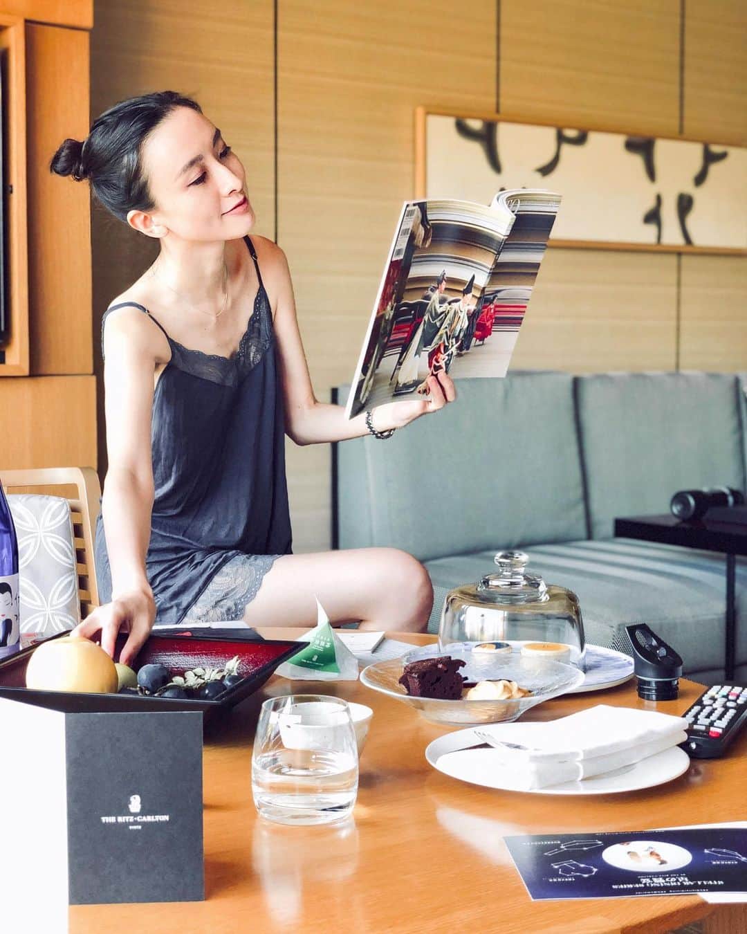 前田紀至子のインスタグラム：「ザ・リッツ・カールトン京都は、客室の居心地があまりにも良過ぎて、ついついいつも即お部屋着に着替えてお部屋でのんびり過ごしてしまいます。 このラウンジウェアも勿論、ハンロ @hanro.official 。キャミとショートパンツに分かれているので別々にも使えるし、バックスタイルも猛烈に可愛くて大好き。 さて、今年のステラ ダイニングシリーズもたっぷり愉しませて頂き、私の星の旅はフィニッシュです。 残るは広州だそうですが、一生の記憶に残る食事体験、いつか海外のものも経験してみたいな。 #きしこリッツ#前田紀至子世界の旅#RCMemories#RCStellardining#hanro#ハンロ#myhanrostyle」