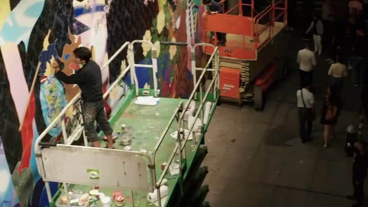松山智一のインスタグラム：「Almost there, day 12 . #BoweryMural Thx to @chopemdownfilms  @goldmanglobalarts  ラストスパート中」