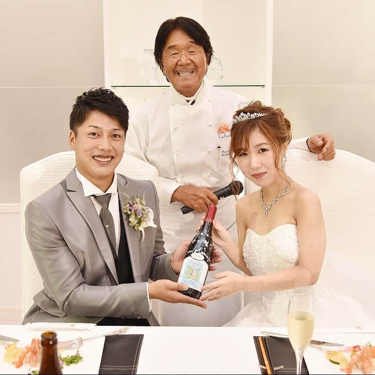 ラ セーヌ マリアージュ四日市さんのインスタグラム写真 - (ラ セーヌ マリアージュ四日市Instagram)「@lascenemariage . ◆BIGサプライズゲスト登場◆. #三重平安閣グループ の顧問料理長ムッシュの登場⭐️. 会場内も盛り上がり祝福のメッセージも✨✨. @lascenemariage では定期的にムッシュの登場があるかも🤔❤️. . . ◼️◼️◼️◼️◼️◼️◼️◼️◼️◼️◼️ 9/29(日) 【デート感覚で式場見学】 夢ふくらむ見学ツアー❤️ ㅤㅤㅤㅤㅤㅤㅤㅤㅤㅤㅤㅤㅤ どんな結婚式場なのか… おふたりが気になるチャペル・披露宴会場へご案内♪ 気になること、感じたこと、見学しながら スタッフが丁寧にお応えします‪⸜‪‪☺︎‬⸝‬‪‪ 本番直前のコーディネートがされた 披露宴会場を見れるかも😍 ㅤㅤㅤㅤㅤㅤㅤㅤㅤㅤㅤㅤㅤ 詳しくはHPをごらん下さい✨ @lascenemariage  #三重平安閣 #三重平安閣グループ #ラセーヌマリアージュ四日市 #ラセーヌマリアージュ #結婚式 #ブライダル #ウエディング #ウェディング #サプライズ #坂井宏行  #料理の鉄人坂井シェフ  #料理の鉄人ムッシュ #ムッシュ #絶品料理」9月22日 10時03分 - lascenemariage