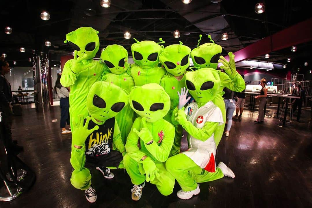 マーク・ホッパスさんのインスタグラム写真 - (マーク・ホッパスInstagram)「We brought Area 51 to Brooklyn last night and the aliens came a callin’. Endless thanks to @liltunechi @neckdeepuk and the incredible touring crews that made this summer happen. Thanks to everyone who came to the shows. Listen to NINE and we will see you at TwitchCon on Saturday... Photos @clemente_310」9月22日 10時12分 - markhoppus