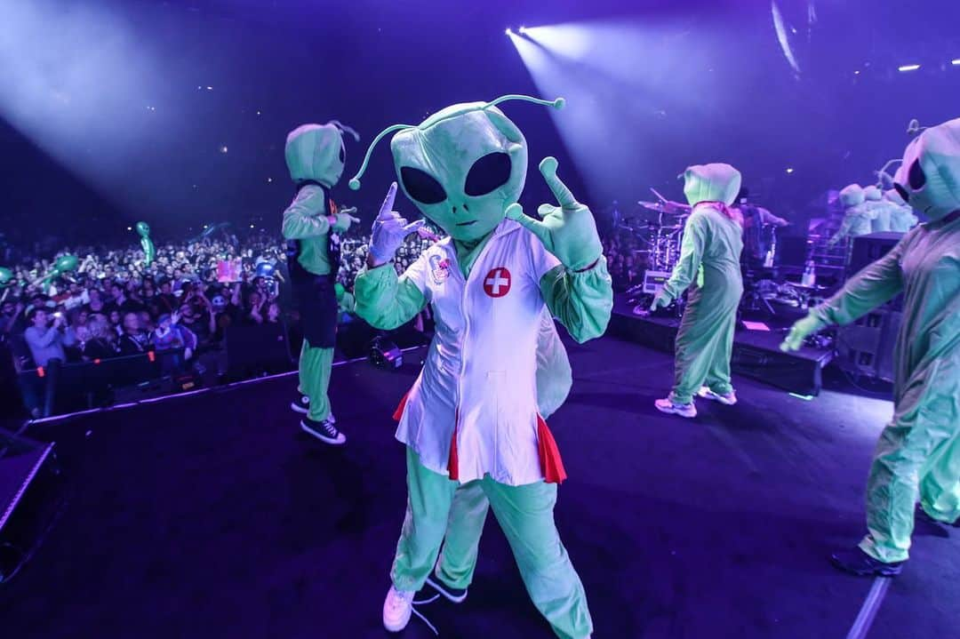 マーク・ホッパスさんのインスタグラム写真 - (マーク・ホッパスInstagram)「We brought Area 51 to Brooklyn last night and the aliens came a callin’. Endless thanks to @liltunechi @neckdeepuk and the incredible touring crews that made this summer happen. Thanks to everyone who came to the shows. Listen to NINE and we will see you at TwitchCon on Saturday... Photos @clemente_310」9月22日 10時12分 - markhoppus