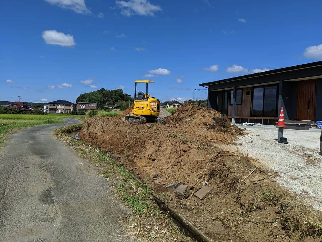 有限会社 稲葉製材住宅のインスタグラム：「どーも今村です🤥 来週は山鹿で完成見学会 外構工事も進めております👷 しかーし、台風と雨で思うように進まず… 見学会は予定通り開催しますが、外回りが未完成のままかもです😅 自然には逆らえませんな！ 安全第一で進めてまいりーす👍  #外構#エクステリア#平屋#新築#間に合うかなー#工事#家#家づくり#マイホーム#マイホーム計画#注文住宅#自由設計#暮らし#くらし#暮らしやすい家#楽しい家#使いやすい家#いい家#高性能#高品質#丁寧な家づくり#工務店#熊本#玉名#山鹿#稲葉製材住宅#イナバ」