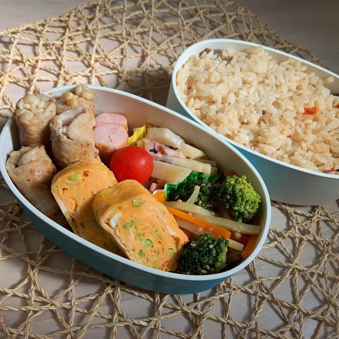 本田しおりのインスタグラム：「#今日のお弁当  #豚ロースのえのき巻き#ネギ入りだし巻き卵#じゃがいもベーコン炒め#ブロッコリー筍人参のだし煮#ウインナー#松茸ごはん  #お弁当 #本田弁当 #旦那さん弁当 #神ちゃん弁当  #神弁」