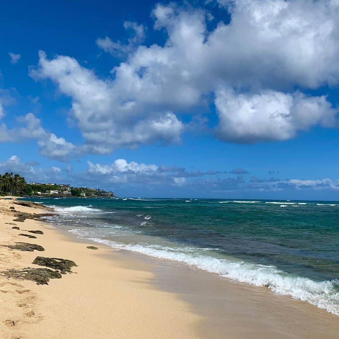 薬丸裕英さんのインスタグラム写真 - (薬丸裕英Instagram)「はじめて行ったハワイのビーチ！ 坂道を降りて行ったら 綺麗な海と砂浜！！ #ハワイのビーチ  #家族でドライブ #ドライブしていて見つけたビーチ #名もないビーチ #足跡がない砂浜 #綺麗な海と空」9月22日 10時26分 - hirohide.yakumaru