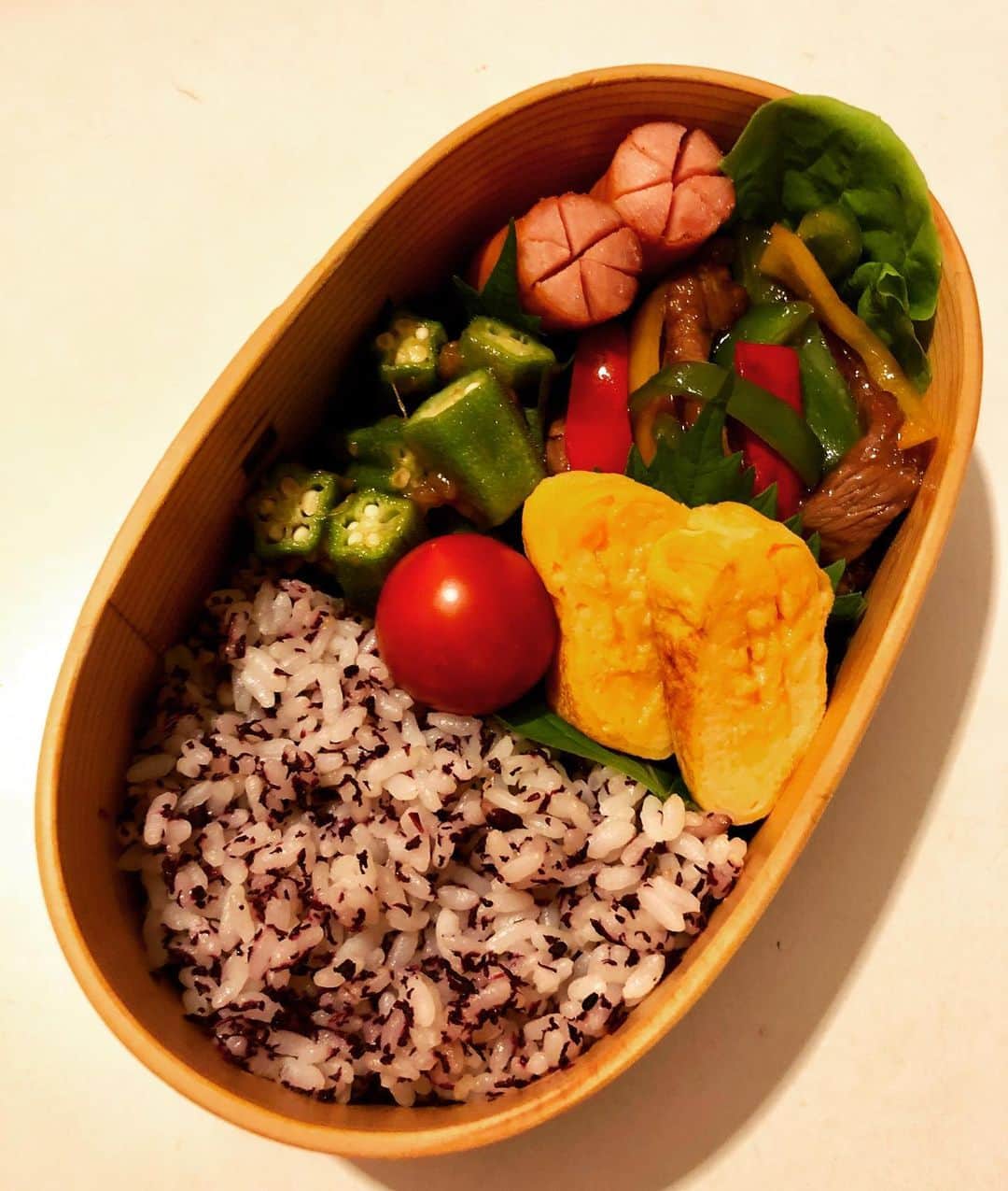 のインスタグラム：「土曜日、息子殿は学校！  なのでお弁当！ 三連休なのに〜。 お弁当は、青椒肉絲、オクラの梅おかか和え、だし巻き卵、ウィンナー、トマトです(≧∀≦) 昨日は息子殿の学校で、新一年生のための公開授業もあったので、私も後から登校。  姫は前回行ったので今回はパパとお留守番してもらいました( ^ω^ )  でも途中2人で楽しそうな写真が送られてきて、、、、 （笑）  ほんとパパっ子だわ（笑）  私も昼前には戻り、3人で広州市場へ！  姫のリクエストなんだけど、ほんと家族でラーメン大好きなんだよね〜（笑）  美味しかったです！  #甘糟ご飯#ご飯#昼ごはん#ランチ#ランチボックス#弁当#曲げわっぱ#わっぱ弁当 #青椒肉絲#息子殿姫#姫#広州市場#ラーメン好き#japanese#japanesestyle #japanesefood #lunch#lunchbox#bento」