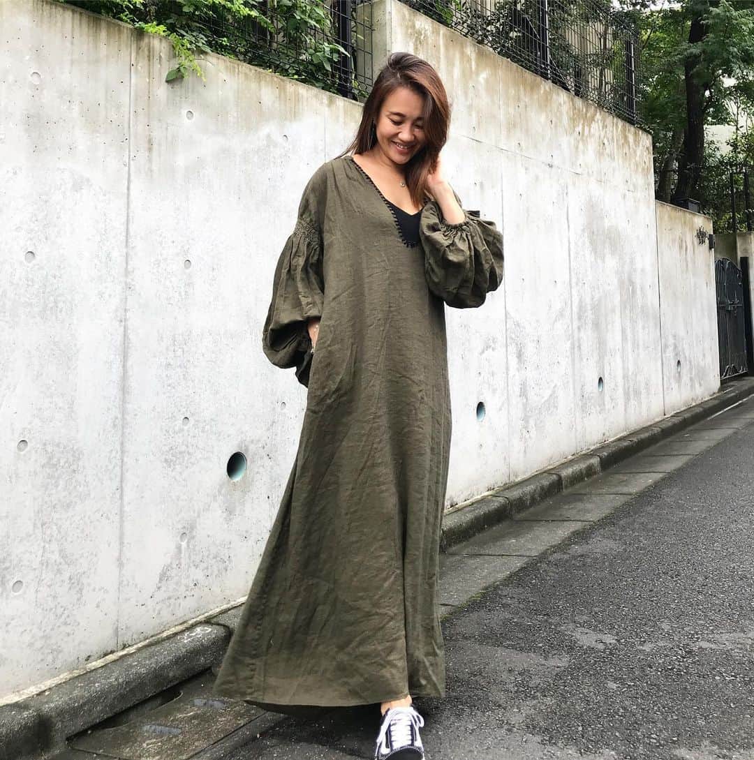 のインスタグラム：「おはようございます😃 今日は息子のお友達を呼んで ホームパーティ🗽 るんるんで早起きしていた息子 何買えばいいかなー？ってメモしながら、 私が二度寝してたら、 となりで寝ているの巻き🤣🤣 今日は完全kidsday! #coordinate #ロングワンピース  @ronhermanstore  #スニーカー @vansjapan」