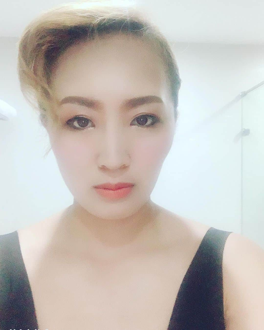 丸山桂里奈さんのインスタグラム写真 - (丸山桂里奈Instagram)「みなさま、タイにいます。今からタイでロケです。本日中には帰国です🇹🇭0泊ですが、とにかくタイの空気を吸い込み、タイ料理食べたみたいな気持ちで頑張ります笑笑😻 そして、メイクさんがタイの方なのでだいぶタイ仕様です🇹🇭これもまたタイですね🇹🇭 そして海外移動も必ずスロギーを愛用してます。ベーシックタイプですが、とにかくノンワイヤーなので身体が楽チン😍 もう、戻れません🤔 でわ、ロケに行ってきまーす😀😃😄 #海外ロケ #弾丸ツアー #0泊 #タイ #身体が痺れる刺激 #アドレナリンでまくり #スタッフのみなさまよろしくお願いします #タイは最高の街です #タイ料理もダイスキデス #サワディーカー #タイは雨季 #雨神さまがとにかく笑っています #マネージャーさん大爆睡 #また載せます #いい意味で #インスタバエ」9月22日 10時37分 - karinamaruyama