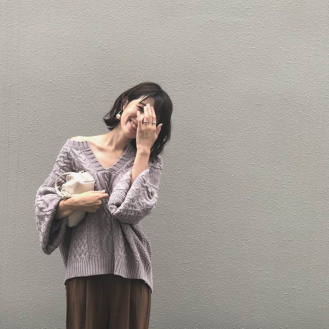 美生のインスタグラム：「🧺﻿ ﻿ クローゼットを見たら﻿ 見事にブラウンとアイボリーとベージュ﻿ ばっかり🥺﻿ まだまだ増える予定🙄﻿♡♡ ﻿ そんな中﻿ 新しいカラーが仲間入り♡﻿ シンプル好きな方にも挑戦しやすい ラベンダーグレーです♡﻿ ﻿ @donobanweb で﻿ 大人気のキーネックニット🧶﻿ ¥3,888✔︎﻿ ﻿」