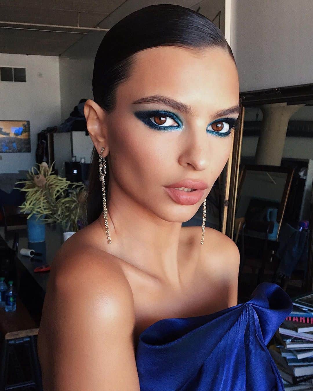 Hung Vanngoさんのインスタグラム写真 - (Hung VanngoInstagram)「Emmys Awards is tomorrow! Here is a little #tb to one of my favorite  #Emmys looks with beauteous @emrata in @zacposen 💙🌟✨💫⚡️⭐️. Styled by @robzangardi @marielhaenn 💇 @cwoodhair 💄 @hungvanngo」9月22日 10時54分 - hungvanngo