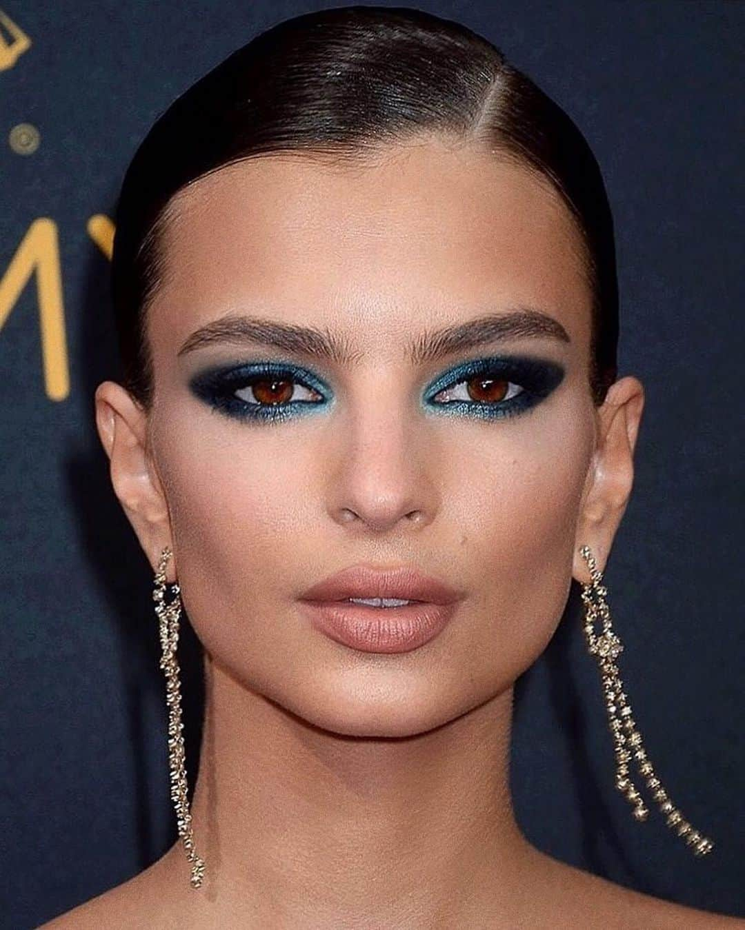 Hung Vanngoさんのインスタグラム写真 - (Hung VanngoInstagram)「Emmys Awards is tomorrow! Here is a little #tb to one of my favorite  #Emmys looks with beauteous @emrata in @zacposen 💙🌟✨💫⚡️⭐️. Styled by @robzangardi @marielhaenn 💇 @cwoodhair 💄 @hungvanngo」9月22日 10時54分 - hungvanngo