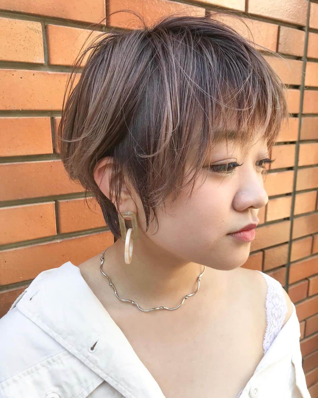 大石亜里紗のインスタグラム：「大人気急上昇中🧸💖！ ミルクティーカラー🍼💗 . 顔色も良く、服はシンプルに ヘアはまろやかな透け感🐄🌿 . . 柔らかいハイトーンカラー お任せください🦔🌿✨ DM・☎︎からのご予約がおススメ🌻 . –––––––––––––––––––––––––––– . . #crea_arisa 大人気のおススメカラー🌿 #ミルクたっぷりカラー🥛 . 色素薄い外国人のような 赤味のないカラーなら お任せください👩🏼💐 . . #ミルクティーベージュ #ミルクティーカラー #ミルクティーアッシュ #ミルクティー色 #ミルクティーグレージュ #ミルキーベージュ  #クリーミーベージュ」
