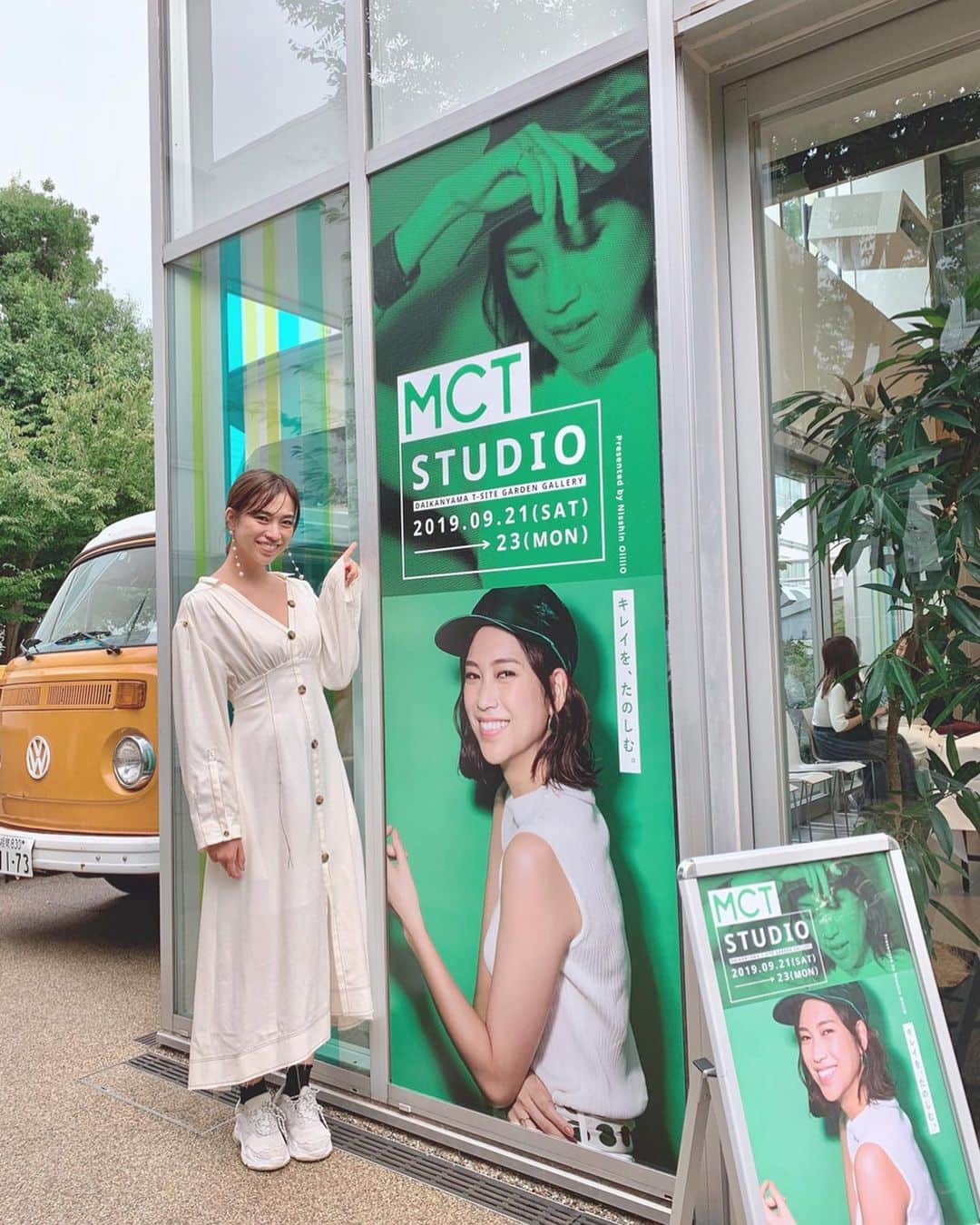 のインスタグラム：「昨日から始まった、 「MCT STUDIO」✨ 代官山蔦屋の奥のイベントスペースにおっきく広告が載ってました☆  メイクさんにメイクしてもらって可愛く写真撮ってもらってね💕 明日までです♫ 一緒にあゆむもきてくれて、 写真撮ってもらったよ💋💋 * * #MCTオイル #代官山蔦屋＃代官山Tサイト #日清＃撮影会#beauty #紺野ゆり」