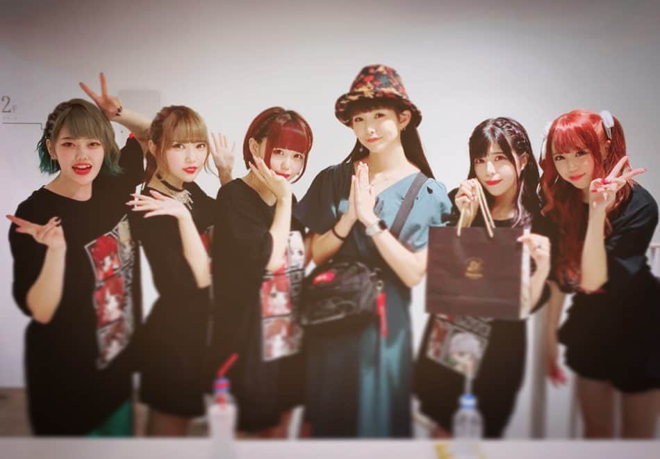 澁谷梓希さんのインスタグラム写真 - (澁谷梓希Instagram)「. ▼おこさまぷれ〜と。 1st ワンマンライヴ @花劇場 . 来年に東名阪ツアーの開催も発表され ますます大きくなっていくであろう おこぷれちゃんのワンマン行ってきました！ . メンバーが言ってた！ 今から知っておくと "オレ古参なんだぜ！"って 自慢出来る存在になれると… . 結成当時から知ってるわし 最古参じゃんね！！！(在宅系) . i☆Risの振り付けを デビューから担当してくださっている MIKAさんがレッスンをしているらしく メンバーの話をよく聞いてました笑 . みんな頑張ってるよ~~て！ . おこぷれちゃんが 結成された直後とかだったかなぁ~？ ちゃきとごはん食べたことがあって その頃はまだ右も左もふわふわな 雰囲気漂ってたのに今じゃ… . 芸人だな笑 . . 頑張っている女の子はとても眩しい。 でも飾りすぎてないからより良い◎ . 個人的にはしゅがーちゃんの MC中、常にニコニコしてる感じが とてもとても素敵だなと思いました！ . . 新曲も2曲聴けたし おこぷれちゃんの楽曲が今後も増えて もっと盛り上がっていく雰囲気🐱 . そしてまさかヤマザキパンのコールが この現場で聞こえてくるとは…笑 . これからもふぁいてぃん🙋‍♀️！！ . . #おこさまぷれーと #おこぷれ #youtuber #japan #japanesegirl #ootd」9月22日 11時03分 - azk_s811