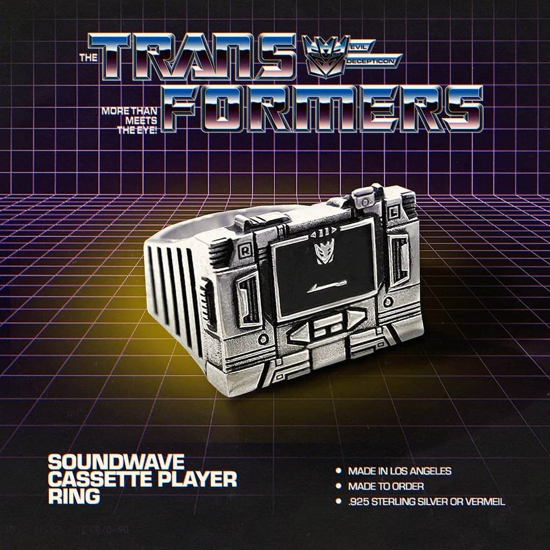 ハンチョロさんのインスタグラム写真 - (ハンチョロInstagram)「Soundwave is the most badass Decepticon because he had all the cassettes. By far one of my favorite Transformer pieces I've made.  #transformers #soundwave #decepticon #nycc #newyorkcomiccon」9月22日 10時55分 - hancholodesigns