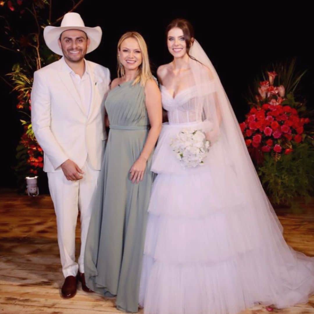 Eliana Michaelichin Bezerraのインスタグラム：「Exclusivo: amanhã tem o casamento lindo deste querido casal! Vai ser demais!!!! Espero vcs, as 15h, no SBT. @mano_walter #manowalter #juramentododedinho #programaeliana10anos #eliana #alagoas」