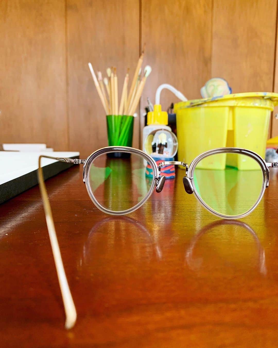 あだちなみさんのインスタグラム写真 - (あだちなみInstagram)「仕事机より🎨 虫みたい。 これがないと色塗りが出来なくなってきた 私の👁👁 . . #仕事机 #カッコいい眼鏡にしたからいいの #制作中 #くまのがっこう とか #締切生活続行中 #あだちなみ」9月22日 10時58分 - adachi_nami