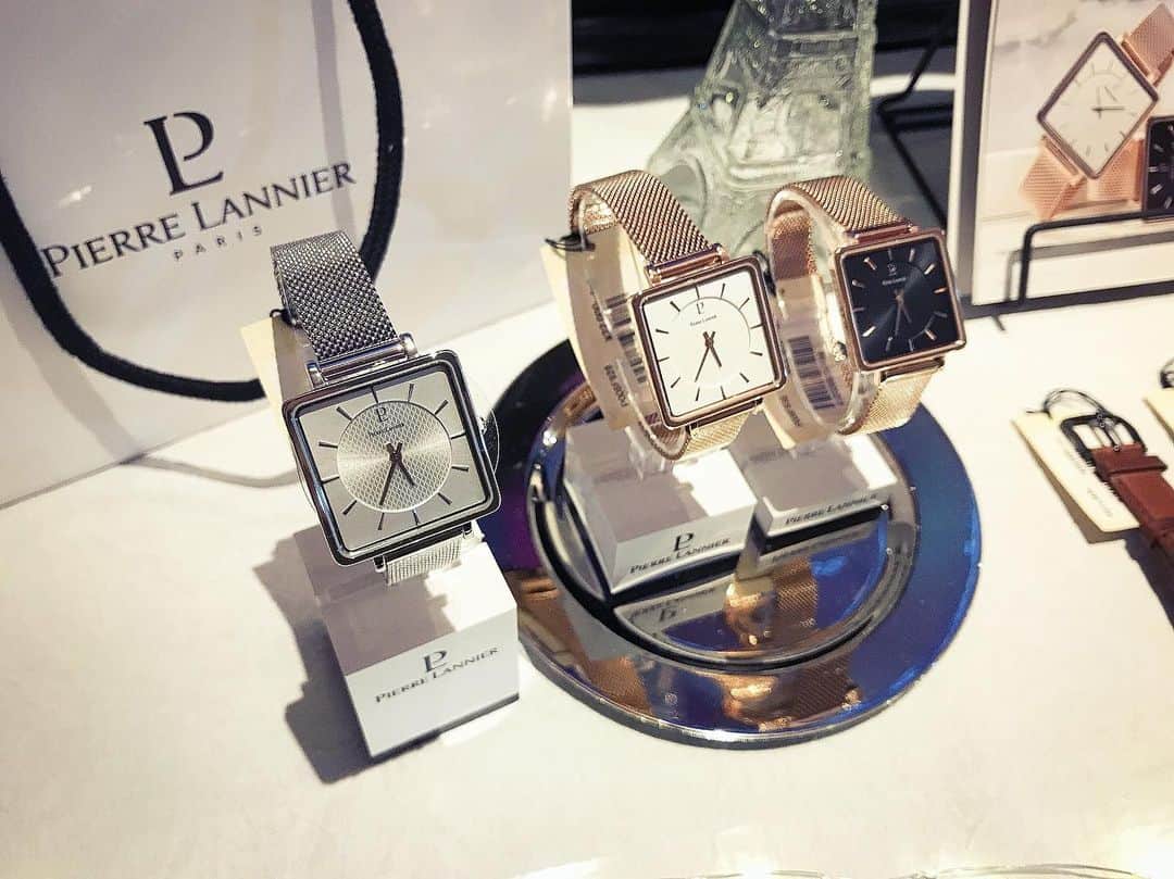aiaiさんのインスタグラム写真 - (aiaiInstagram)「先日、ご招待頂いてピエールラニエ @pierre_lannier_jp の展示会におじゃましてきました✨ フランス製腕時計として生産量１位を誇るウォッチメーカー 「Pierre Lannier/ピエール・ラニエ」 @pierre_lannier  シンプルで上品で女性らしい素敵なデザインが多く、新作の時計もどれも素敵でうっとり✨ お土産に頂いたケースとマカロンも可愛いかったです✨  #pierre_lannier  #ピエールラニエ  #時計  #腕時計  #腕時計くら部  #腕時計好き  #腕時計好きな人と繋がりたい  #watch」9月22日 11時11分 - saltaiai