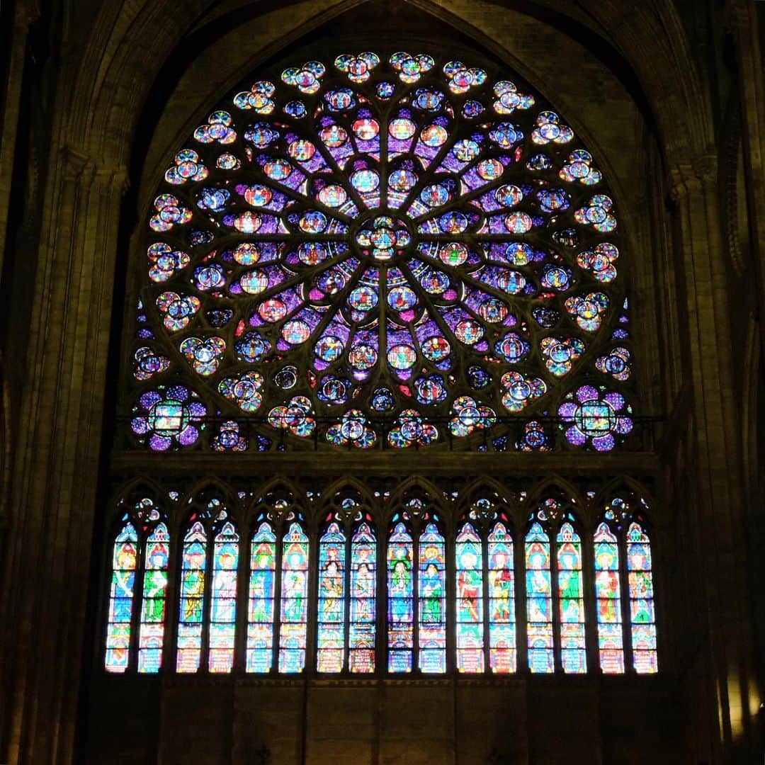 KUNIKAのインスタグラム：「Cathedral Notre-Dame de Paris﻿ ﻿ 3月に行ったパリのノートルダム大聖堂﻿ 火災のニュースを見たときに頭が真っ白になって心が締め付けられた。 またいつかこの美しいバラ窓が見れる日が訪れますように。。 #prayfornotredame #notredameparis」