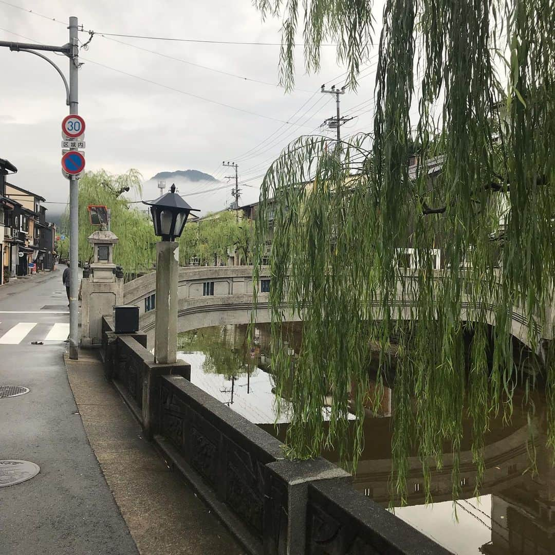 森田展義さんのインスタグラム写真 - (森田展義Instagram)「今日はこの子と久しぶりのデート 『城崎温泉 小林屋 下駄』なる靴  を履きながら、『柳湯』なる温泉に 入っちゃえオッサン  #nobmorley  #森田展義  #なる靴 #sneakers #kicks #crazysneakers #datewithsneakers #城崎温泉 #小林屋 #下駄 #失沢氷吉 #いっちゃえオッサン #矢沢永吉」9月22日 11時26分 - nobmorley