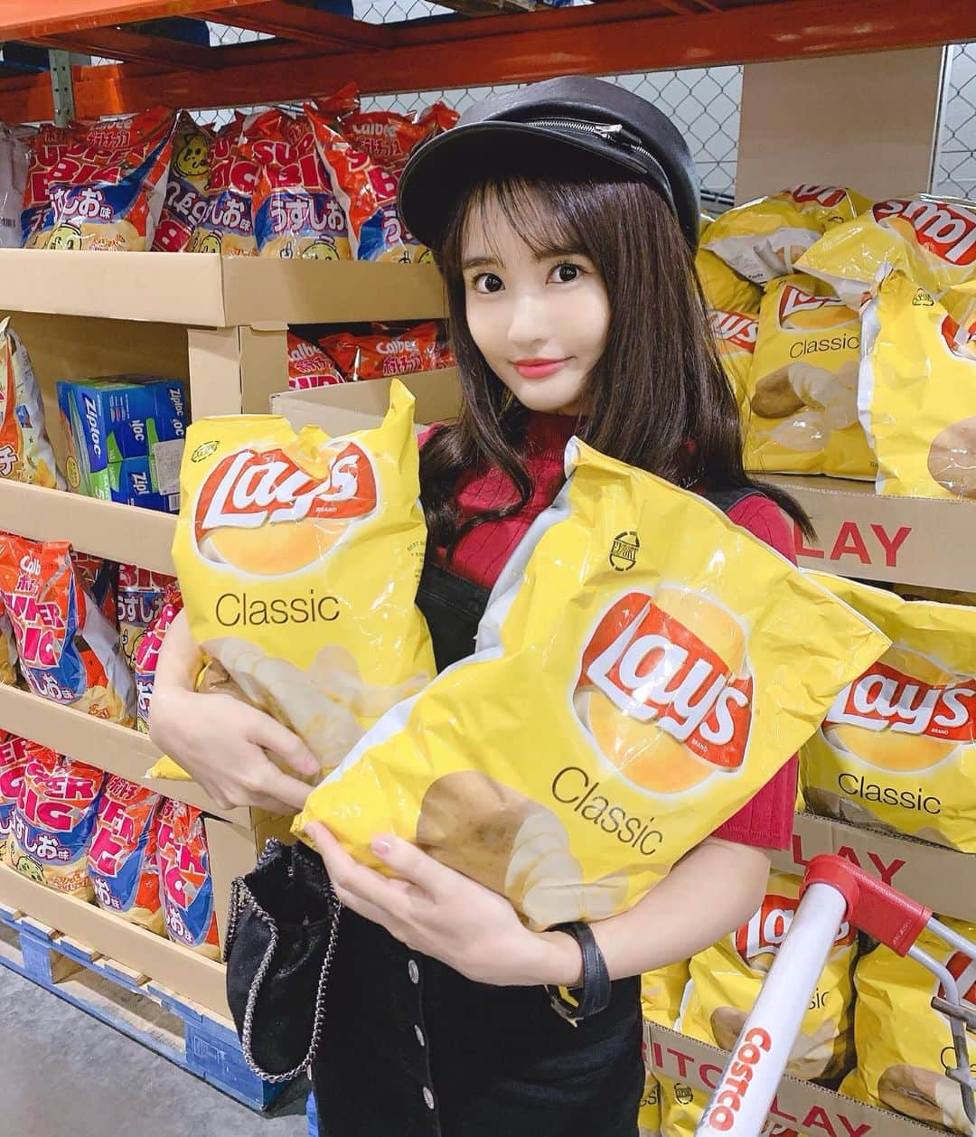 中村奏絵のインスタグラム：「三連休ですね🌼コストコでお買い物🍕見てるだけでも楽しい🥰大好きなポテチも買いました🍟❤︎ #コストコ #costco #lays #三連休 #ドライブ」