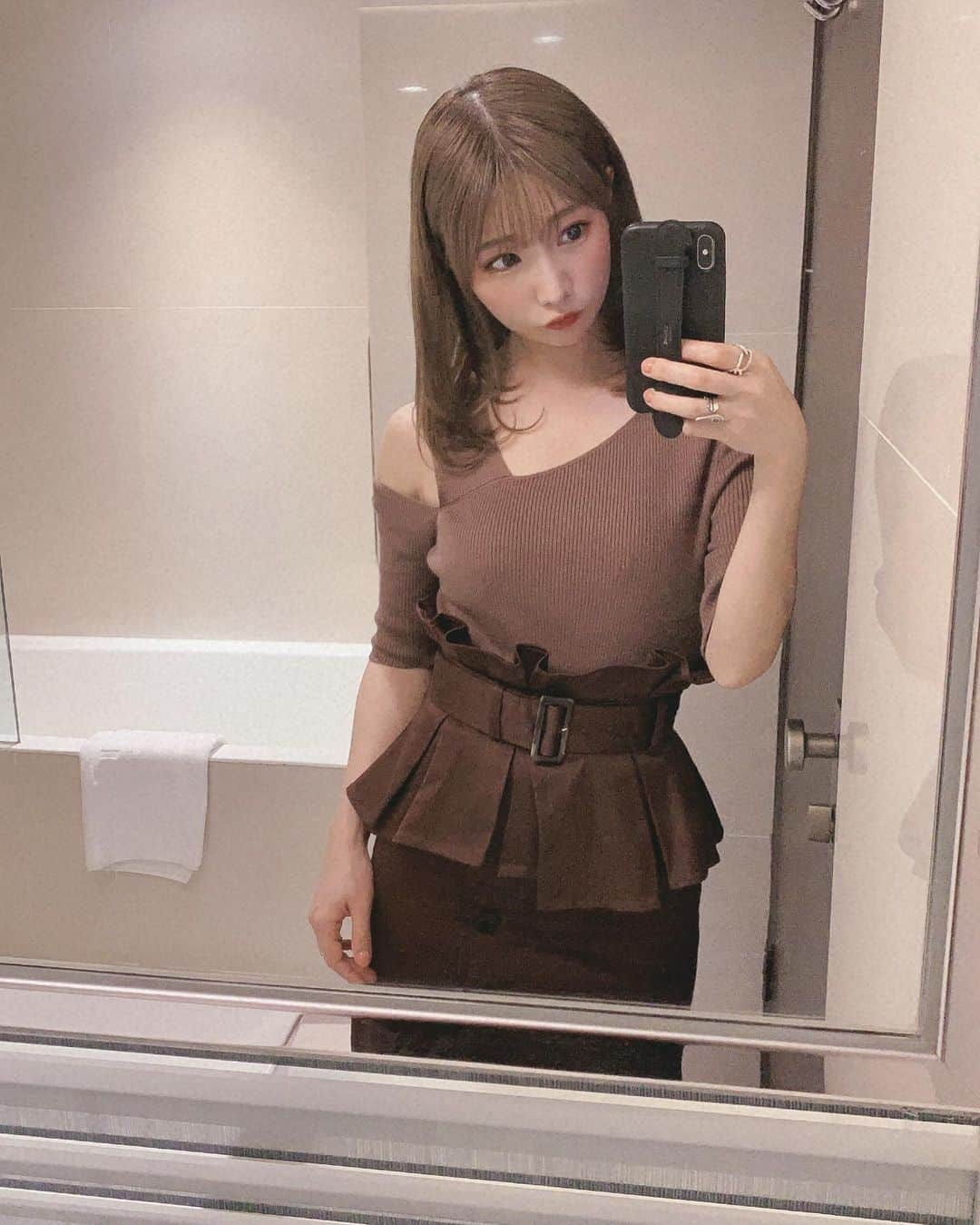 山内あいなさんのインスタグラム写真 - (山内あいなInstagram)「秋服着れた😌💭﻿ ﻿ パーソナルカラー診断したら肌の色に合うと言われたのがボルドー🍇🍠🍁﻿ ﻿ ﻿ 体型や肌色に合わせて髪色やメイクの色みも診断してくれるからすっごく参考になったしお買い物が楽しくなった😳✨﻿ ﻿ ﻿ 青山のgraceavenueというサロンで骨格診断&パーソナルカラー診断をしてもらったよ😉﻿ ﻿ #パーソナルカラー﻿ #骨格診断﻿ #ちなみに私は﻿ #ブルベ﻿ #夏 #香港 #31313香港 #多謝」9月22日 11時39分 - ainayamauchi3131