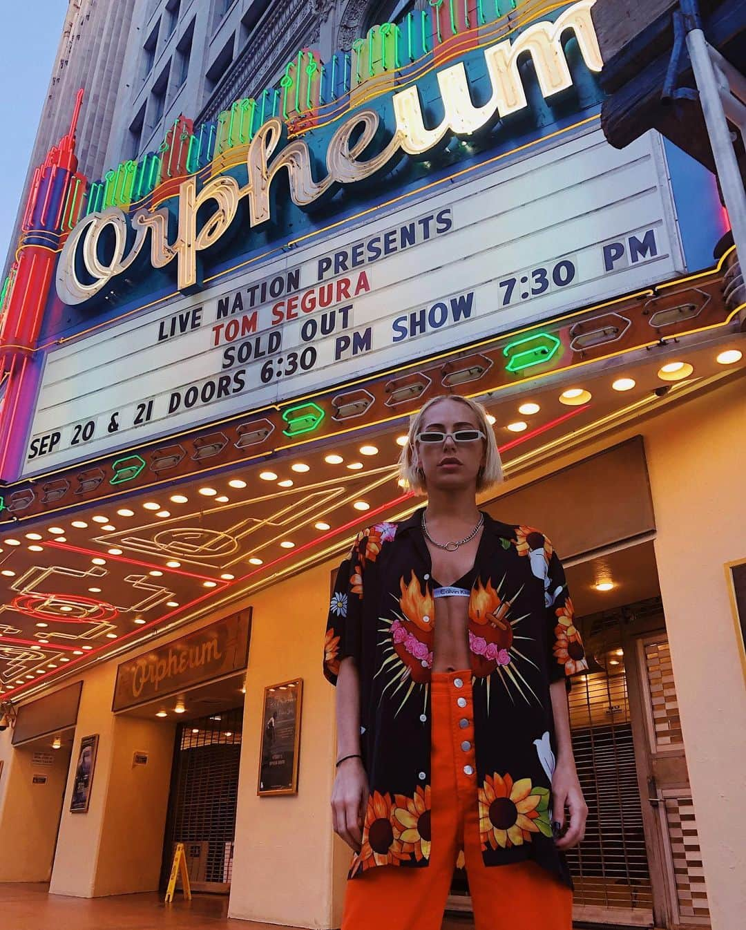 Carter Cruiseさんのインスタグラム写真 - (Carter CruiseInstagram)「last night was absolutely insane!!! thank u to all the homies who came out to support! i fell asleep on my floor eating fried zucchini so i would call that success. now about to laugh my ass off at tom segura 🤗」9月22日 11時41分 - cartercruise