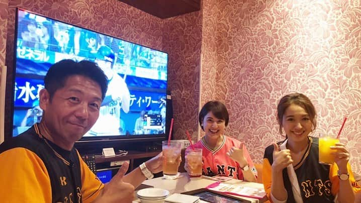 佐藤由季さんのインスタグラム写真 - (佐藤由季Instagram)「ジャイアンツ  優勝しましたーーーー🏆✨ おめでとうございます🎉 今までの雄叫びが、 5年間リポーターを担当出来た想いが、 現実になりました😭😭😭 プレポスファミリーで観戦&全力応援 →大絶叫 →大号泣 →阿出川さんビールかけ行ってらっしゃい →リポーターズ少し落ち着いてからの 雄叫び&乾杯動画 をどうぞ（笑） 言葉では言い表せません。。。 プレポス始まって以来、 初のリーグ優勝😭😭😭 語りたいことはいっぱいあるけど、、、 とにかく、、、 サイコーーデーーーース😭😭😭 #giantsPP  #プレポス  #初優勝  #ジャイアンツ  #リーグ優勝  #プレポスファミリー  #阿出川浩之 さん #阿部智帆 さん #佐藤由季  #最高です  #幸せです  #涙が止まらない  #結局ほぼ眠れなかった （笑） #まだまだ興奮冷めやらぬ  #勝利の雄叫び  #乾杯  #リポーターズ」9月22日 11時42分 - yukisato0710