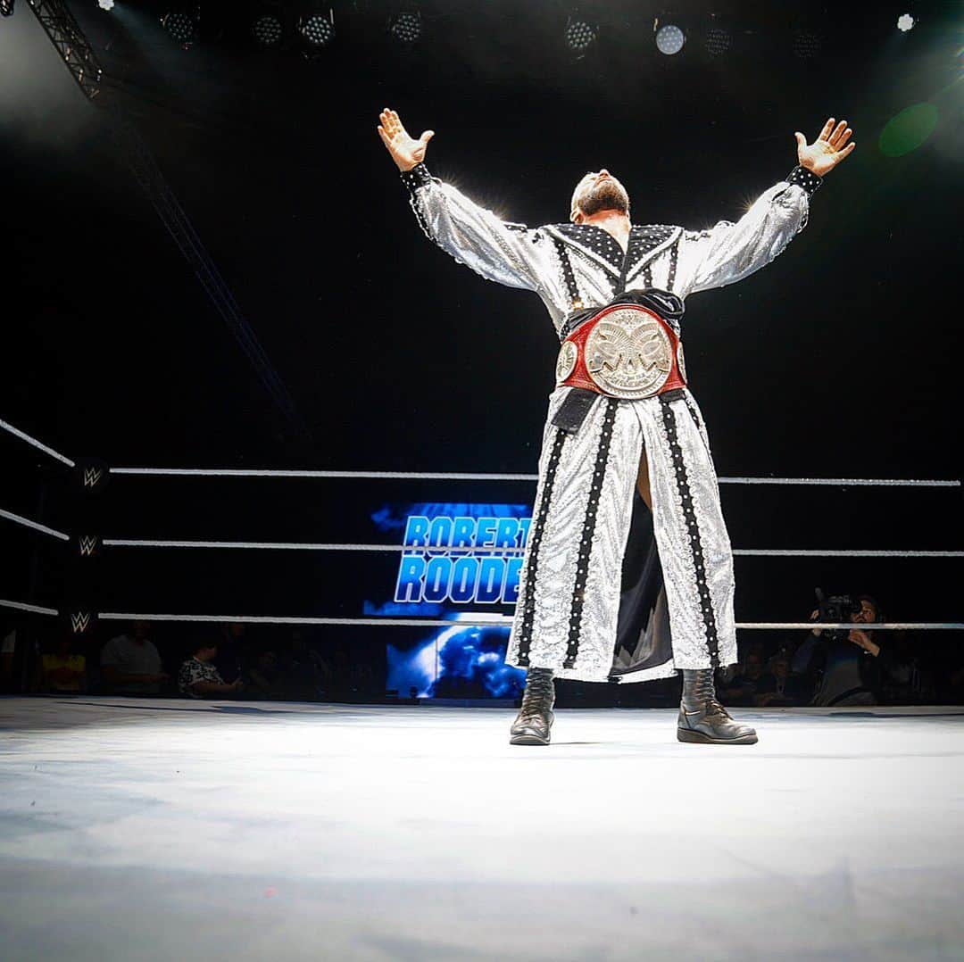 WWEさんのインスタグラム写真 - (WWEInstagram)「#WWEEdmonton is Glorious!  @realrobertroode」9月22日 11時44分 - wwe