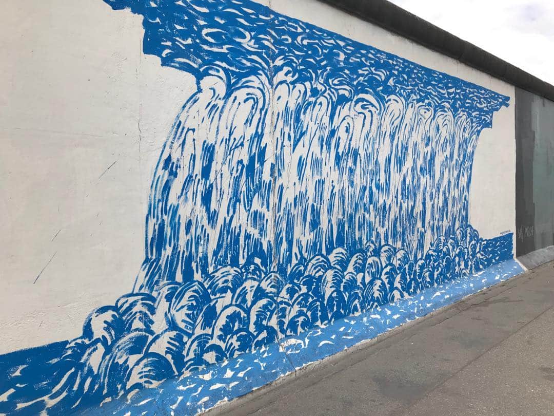 菅原卓郎さんのインスタグラム写真 - (菅原卓郎Instagram)「これはベルリンの壁です。7月にドイツとデンマークに行ってきたんです。ベルリンの壁、いまはアートスペースになってるんですって。戦争の悲惨さ、人種差別や迫害の不条理さを訴えかける「これは…！」という絵もあれば、はっきり言ってなんかよくわからないのもありました。他にもたくさん写真撮ったのだけど、夏が怒涛すぎて上げれなかったんで、これからまた載せますかね。とりあえず、これは、DEEP BLUEな一枚てことでー🌊  #9mmparabellumbullet #DEEPBLUE #ベルリンの壁」9月22日 11時48分 - takuro_sugawara