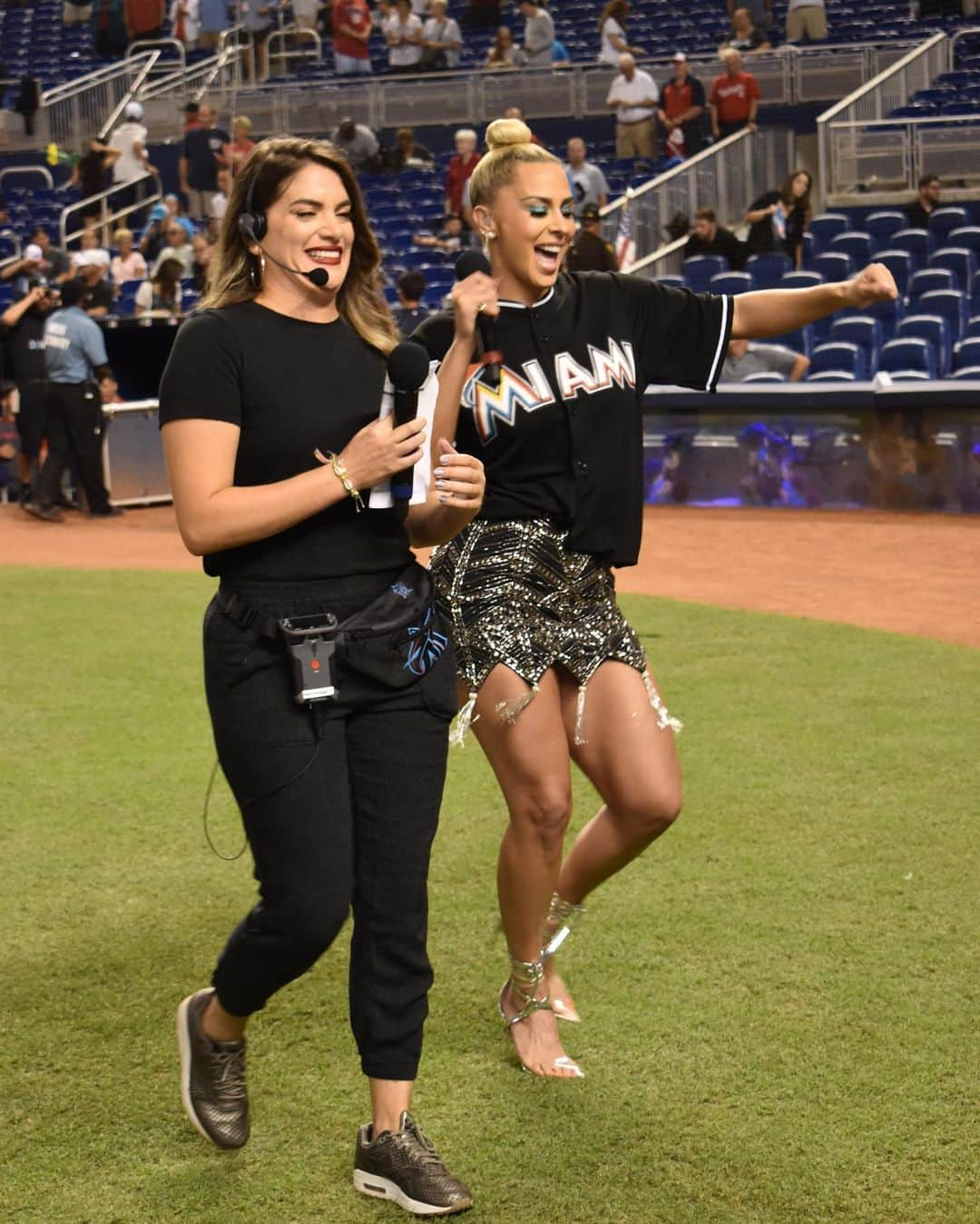 ベロニカ・ベガさんのインスタグラム写真 - (ベロニカ・ベガInstagram)「Tonight I had the honor & the pleasure of singing our anthem at the @marlins game. So proud of my city & so happy that the league & the city are doing so many positive things for the community. Thank you again to every single person who was involved in making this happen every step of the way. I work to make y’all proud. I LOVEEEEE MY CITY!!!! #IAMIAMI 📸: @solosouljaa」9月22日 11時53分 - veronicavega