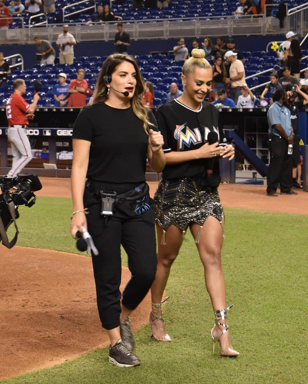 ベロニカ・ベガさんのインスタグラム写真 - (ベロニカ・ベガInstagram)「Tonight I had the honor & the pleasure of singing our anthem at the @marlins game. So proud of my city & so happy that the league & the city are doing so many positive things for the community. Thank you again to every single person who was involved in making this happen every step of the way. I work to make y’all proud. I LOVEEEEE MY CITY!!!! #IAMIAMI 📸: @solosouljaa」9月22日 11時53分 - veronicavega