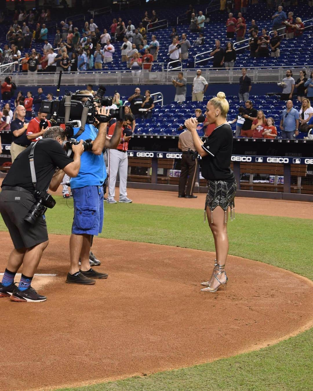 ベロニカ・ベガさんのインスタグラム写真 - (ベロニカ・ベガInstagram)「Tonight I had the honor & the pleasure of singing our anthem at the @marlins game. So proud of my city & so happy that the league & the city are doing so many positive things for the community. Thank you again to every single person who was involved in making this happen every step of the way. I work to make y’all proud. I LOVEEEEE MY CITY!!!! #IAMIAMI 📸: @solosouljaa」9月22日 11時53分 - veronicavega