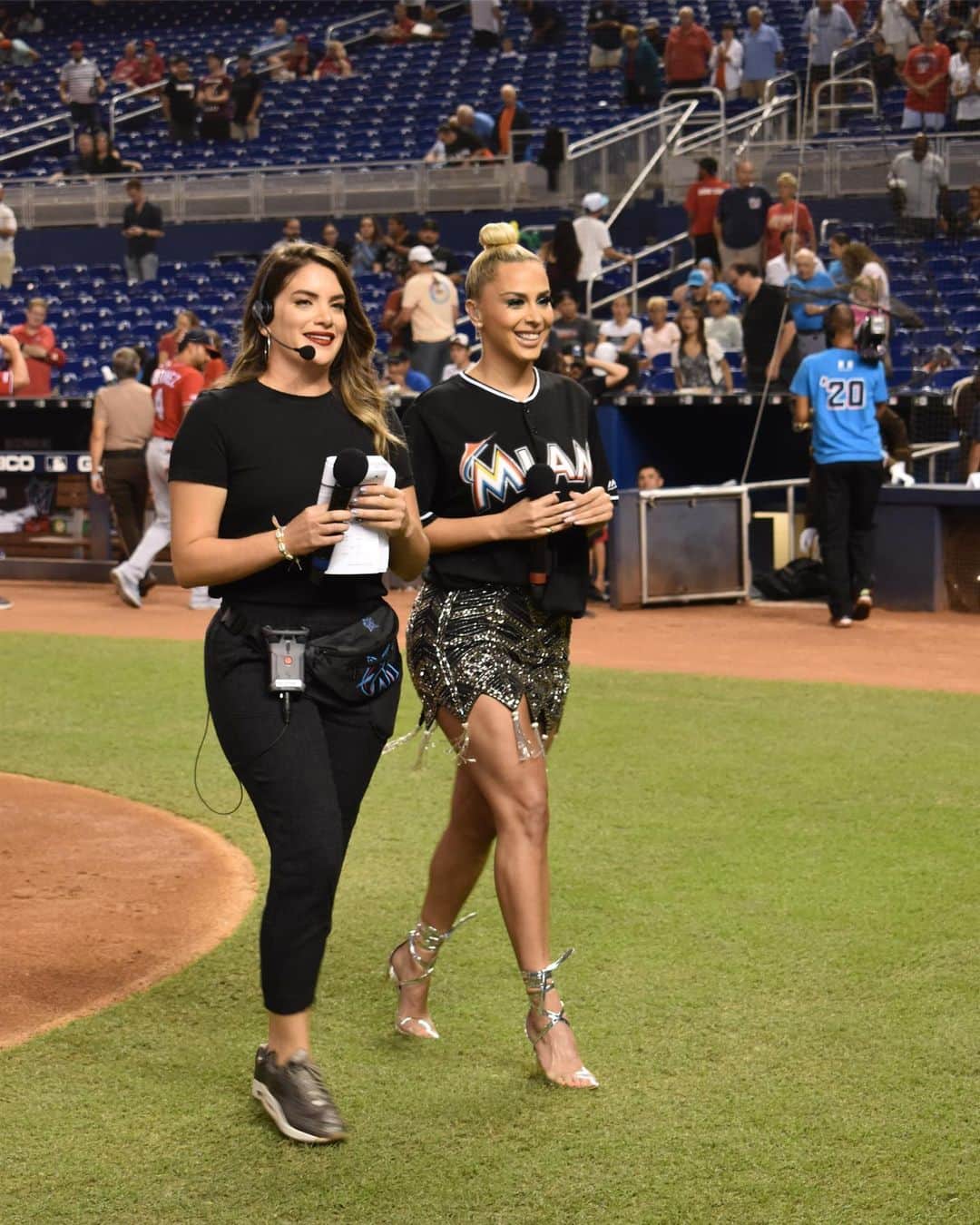 ベロニカ・ベガのインスタグラム：「Tonight I had the honor & the pleasure of singing our anthem at the @marlins game. So proud of my city & so happy that the league & the city are doing so many positive things for the community. Thank you again to every single person who was involved in making this happen every step of the way. I work to make y’all proud. I LOVEEEEE MY CITY!!!! #IAMIAMI 📸: @solosouljaa」