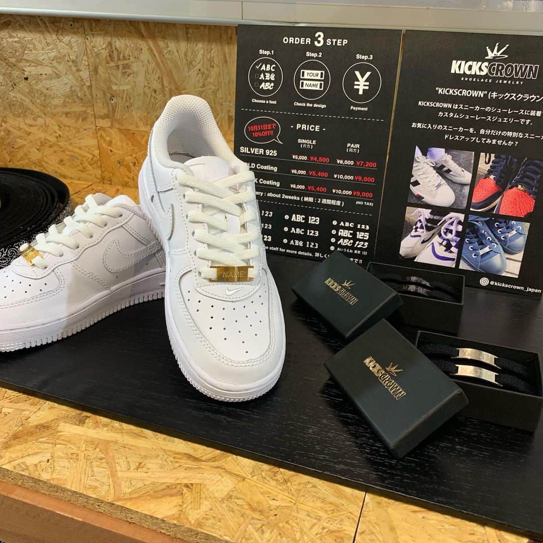 のインスタグラム：「【NEW ARRIVAL】 ﻿ "KICKSCROWN"(キックスクラウン)﻿ ﻿ @kickscrown_japan  KICKSCROWNはスニーカーのシューレースに装着できる﻿ カスタムシューレースジュエリーです👟💥💥﻿ ﻿ お気に入りのスニーカーを、自分だけの特別なスニーカーへ﻿ ドレスアップしてみませんか🎱⁉️﻿ ﻿ 👇オンラインストアでも購入可能です👇﻿ http://shop.dancers-c.com/?mode=grp&gid=2103713&sort=n﻿ ﻿ ダンサーズコレクション原宿店 ☎03-5474-9575﻿ ﻿ ﻿#kickscrown #ダンコレ #ダンサーズコレクション #dancerscollection #tokyo #harajuku﻿ ﻿ ﻿」