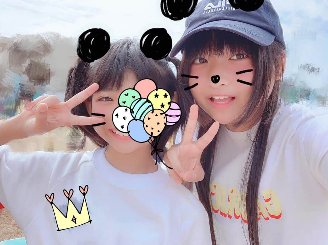 りりりのインスタグラム：「昨日の運動会の写真で、 妹とめっちゃ口元らへん似てる！って言ってもらって、じぶんではあんまり似てないかなーーって思ってたんやけど、似てるんかな！？？？？ 妹は顔がめっちゃ小さくて目がぱっちり二重でうらやましい…( *ˊᵕˋ)❅॰ॱ あとめっちゃ細い！！！！ 運動会お疲れさまーー(*´︶`*)❤︎ ・ ・ #りりり #妹 #運動会 #走るの得意 #速い #すごい #いつもケンカばっかしてまう #仲良いときは仲良し #姉妹」