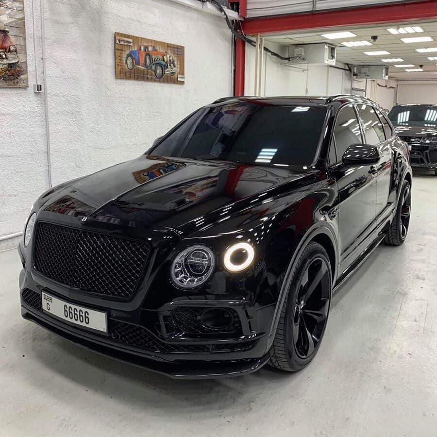 CarsWithoutLimitsさんのインスタグラム写真 - (CarsWithoutLimitsInstagram)「Murdered out Bentley Bentayga! What’s your favourite SSUV? COMMENT BELOW 🐾 Owner/Photo @msz_6  #carswithoutlimits #bentley #bentayga #bentleybentayga #black #allblack #murderedout #ssuv #suv」9月22日 11時59分 - carswithoutlimits