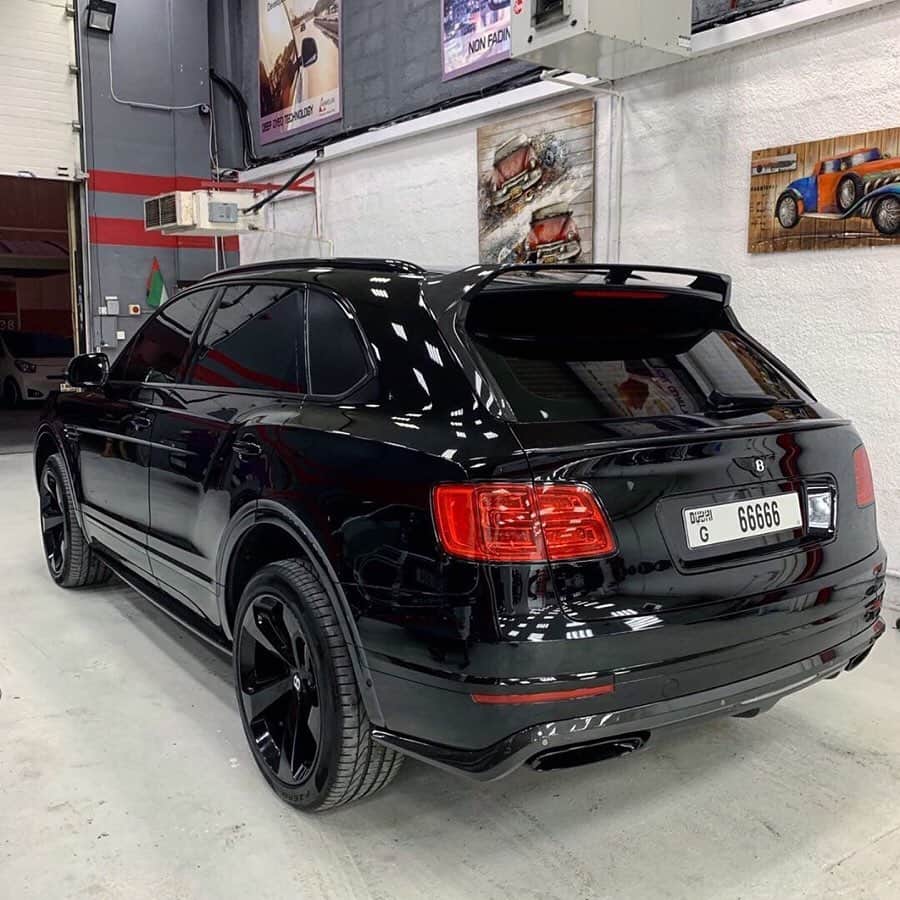 CarsWithoutLimitsさんのインスタグラム写真 - (CarsWithoutLimitsInstagram)「Murdered out Bentley Bentayga! What’s your favourite SSUV? COMMENT BELOW 🐾 Owner/Photo @msz_6  #carswithoutlimits #bentley #bentayga #bentleybentayga #black #allblack #murderedout #ssuv #suv」9月22日 11時59分 - carswithoutlimits