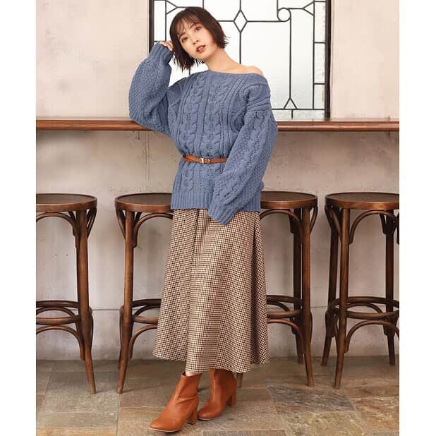 PAL CLOSET(パルクローゼット)さんのインスタグラム写真 - (PAL CLOSET(パルクローゼット)Instagram)「. . @niceclaup_official_ . ■人気のケーブルニットにトレンドライクなワンショルダーデザイン モールヤーンのケーブル編みニットは凹凸感があり、様々な模様が特徴的。 ワンショルダーデザインなので着るだけで可愛さと大人っぽさが絶妙バランスに。 ふわっとした柔らかい素材と身幅のあるデザインで、ゆるっと着れるのが◎ 柔らかな肌触り、軽い着心地、着回しの効くシルエットなど、まるごとお気に入りになる一着です。 . ■スタイリング 合わせやすいシンプルなデザインの為、いろいろなシーンで使えるアイテムです。 少し長めの丈はスタイルを選ばず デニムパンツやフレアパンツのカジュアルスタイルはもちろん、ミニボトムとの相性も◎ ゴブラン柄台形スカートなどを合わせるとトレンド感が更にアップ。 . ワンショルダー ハートケーブルニット ¥4,860（税込） . . . . #palcloset #パルクローゼット #パルクロ #oneafteranotherniceclaup #ワンアフターアナザーナイスクラップ #ナイスクラップ #ナイクラ #ナイクラコーデ #ナイクラ女子 #ケーブルニット #ニット #nkit #秋コーディネート #秋コーデ #コーディネート #コーデ #code #fashion #ファッション #ファッションコーデ #ワンショルダー #ワンショルダーニット」9月22日 12時00分 - palcloset_onlinestore