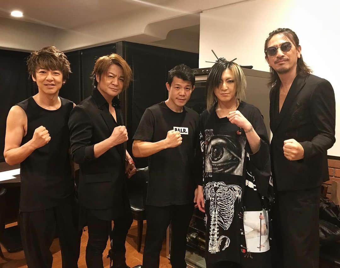 のインスタグラム：「先月メットライフドームで行われたGLAYさんのライブに見に行った。さかのぼること18年前、当時15歳の頃大毅とチケットを握りしめて大阪ドームに見に行ったのが懐かしい。あの頃、米粒ぐらいにしか見えなかった方達と、まさかこのようにお会いし写真に収まる日が来るとは…。親父と一つの事を信じて歯を食いしばって頑張って良かったと改めて思った瞬間だった。GLAYの皆様、一緒に写真を撮っていただいてありがとうございました。 #GLAY #TAKURO #TERU #HISASHI #JIRO #25周年 #亀田興毅 #仕上がってる #いききってる #そして物語は続く @glay__teru  @hisashix」